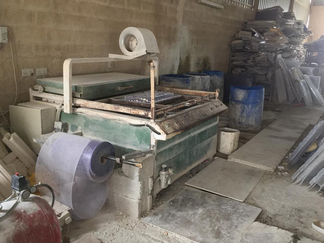 آلة صنع قوالب الحجر الصناعي ، تستخدم في الدول العربية